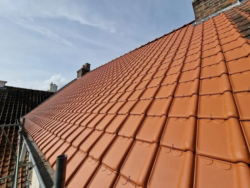 nieuw geplaatst hellend dak met dakpannen in Oostkamp
